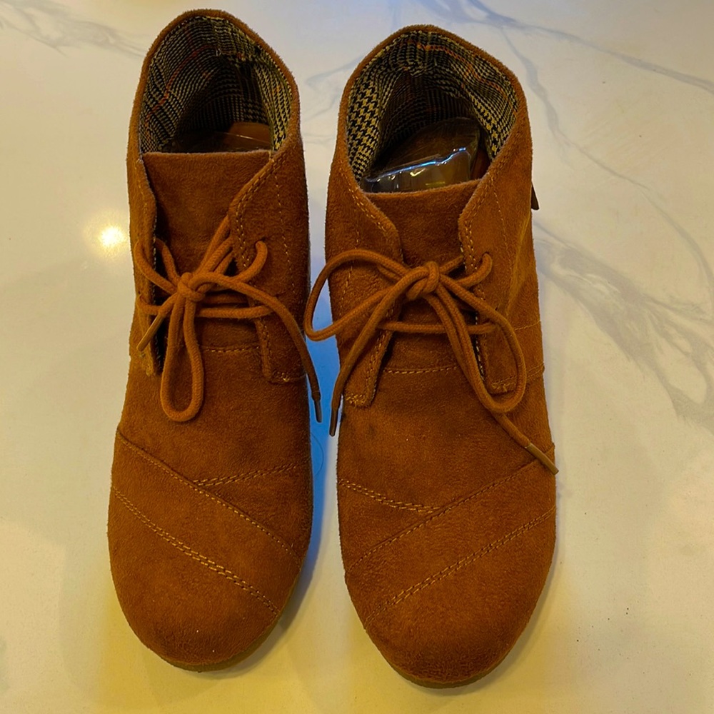 BONGO Suede wedge heels booties.